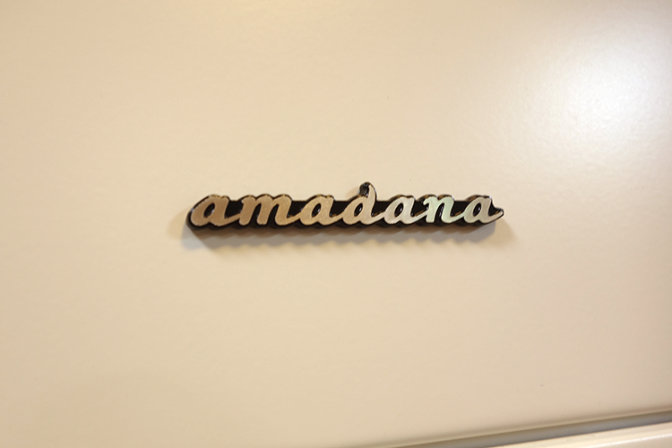 amadana のロゴです。