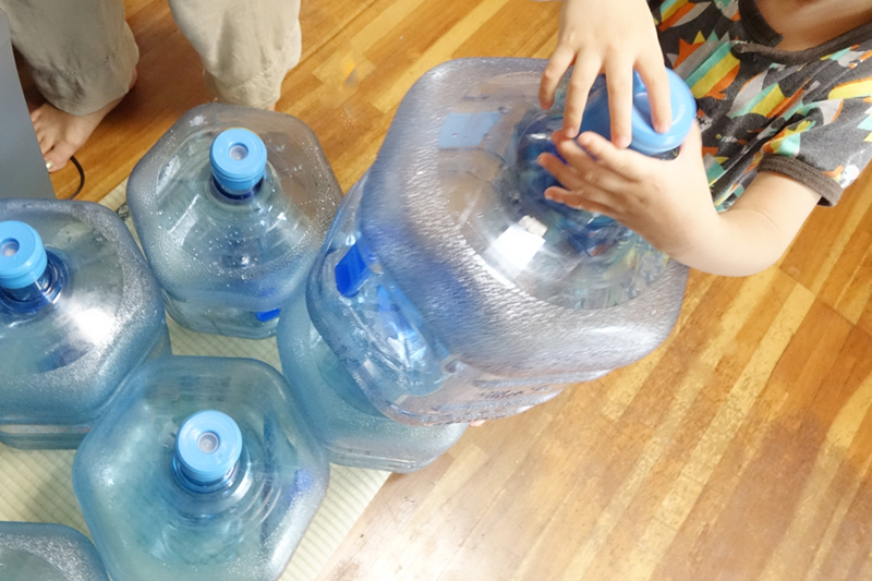 お水のボトルはけっこう大きいから沢山置いておくとかさばるね…。
