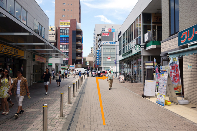 北口改札から道路を歩いて…、