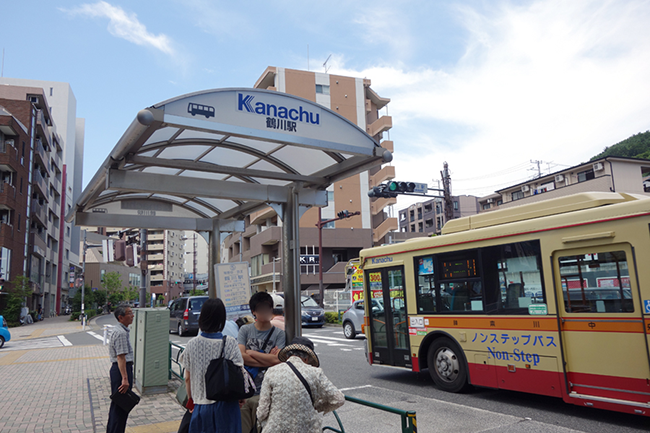 神奈川中央バス鶴川駅バス停へ。
