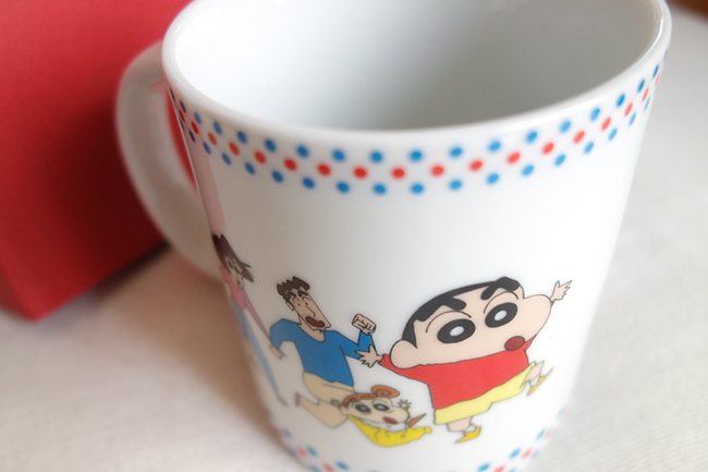 赤い箱にはクレヨンしんちゃんのコップが!
