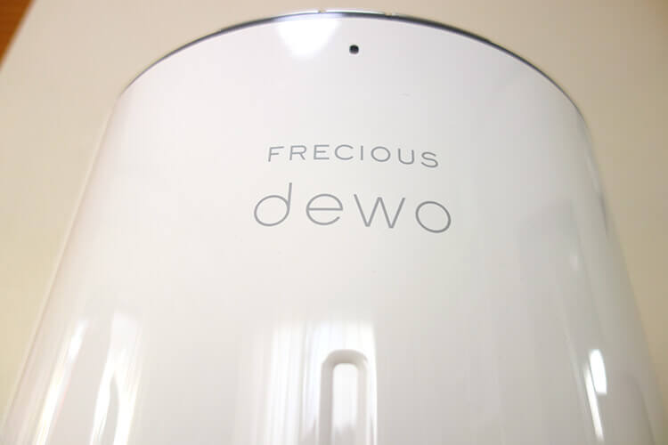 FRECIOUS dewo のロゴ。