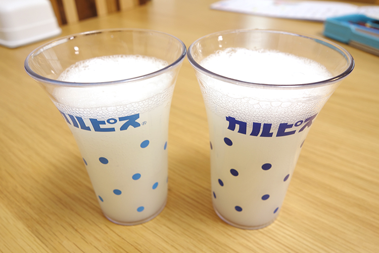 炭酸水を注入してカルピスソーダが！